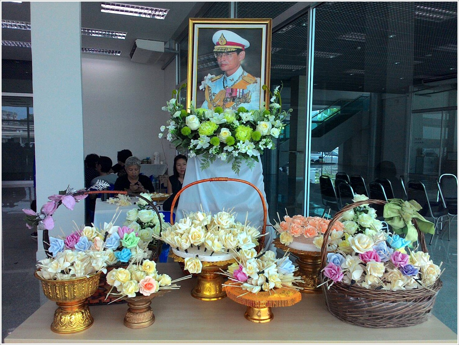 ﻿กรมบังคับคดีอาสาร่วมจัดทำดอกไม้จันทน์ เพื่อถวายในพระราชพิธีถวายพระเพลิงพระบรมศพ ในหลวงรัชกาลที่ 9